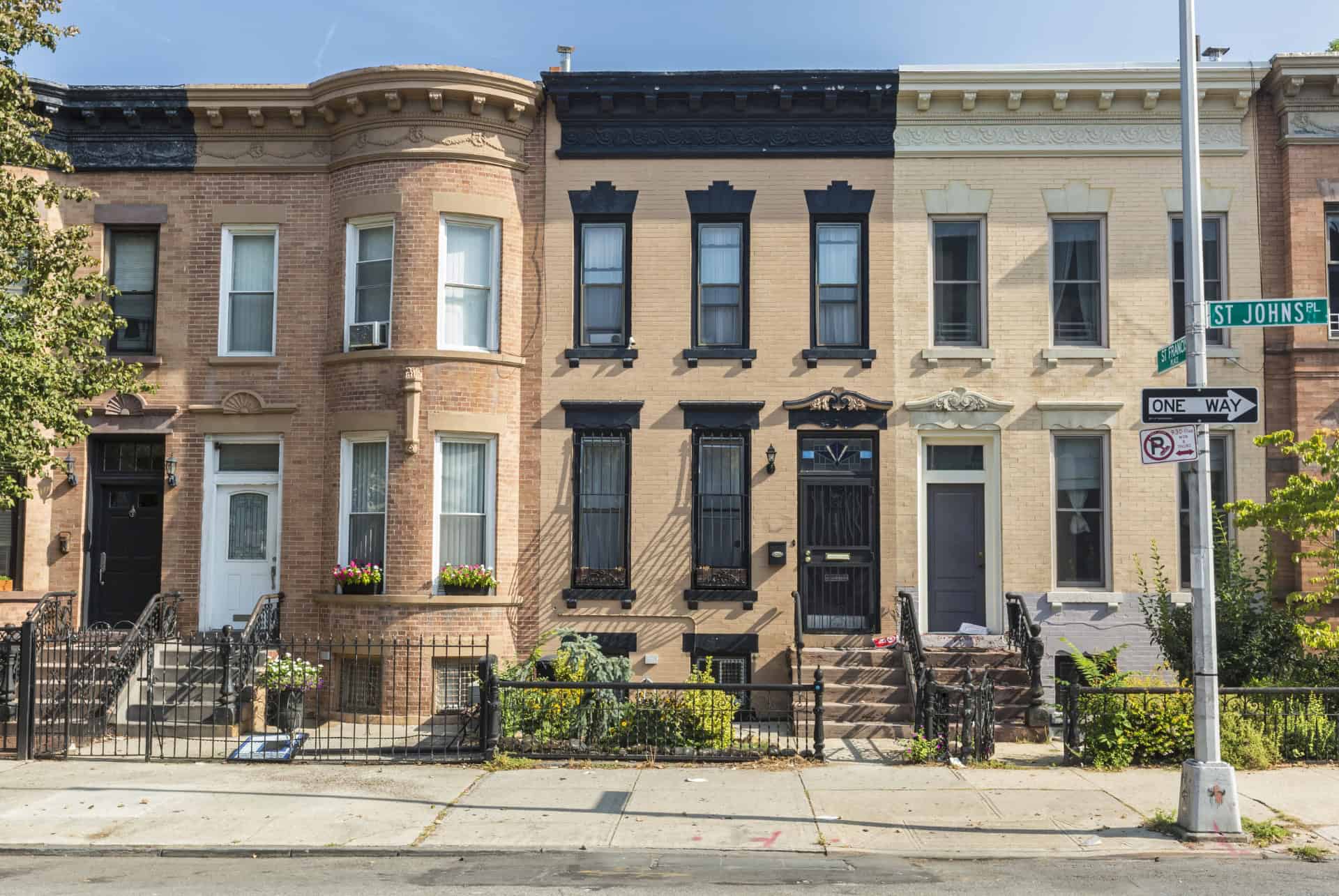 rangee de maisons dans le quartier de crown heights