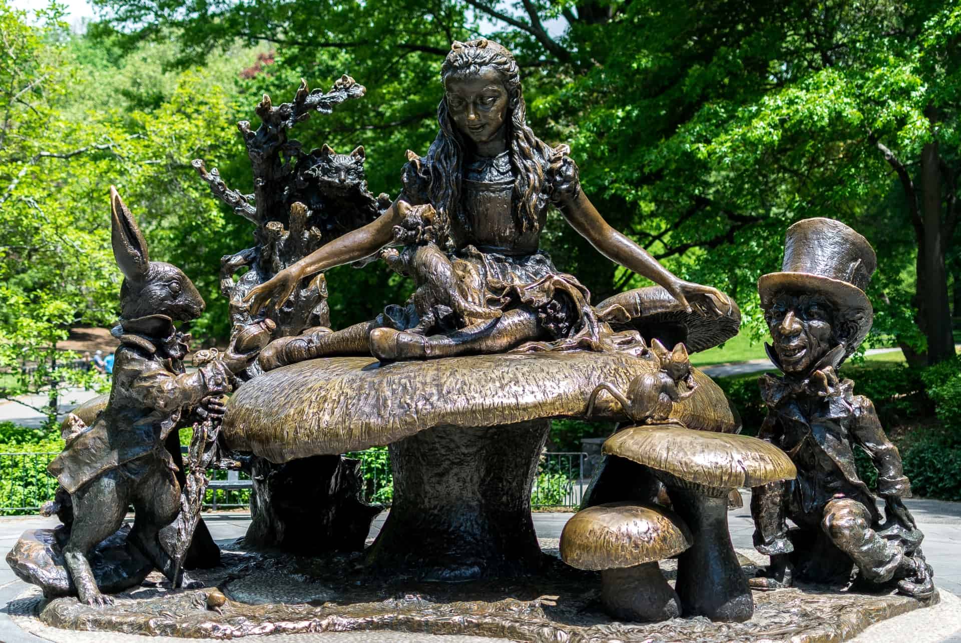 statue alice pays des merveilles
