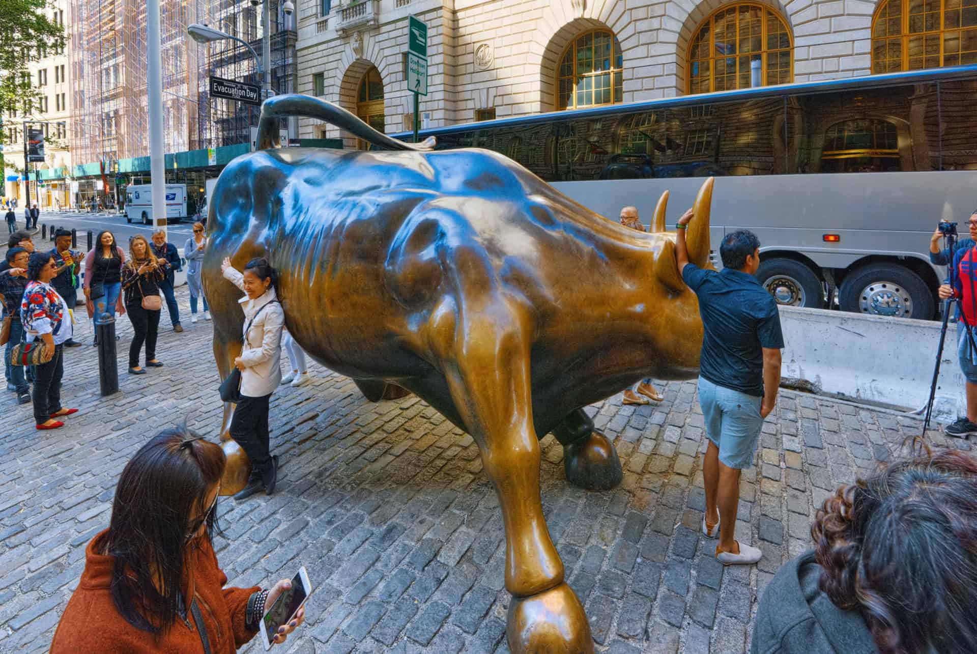 statue porte bonheur wall street