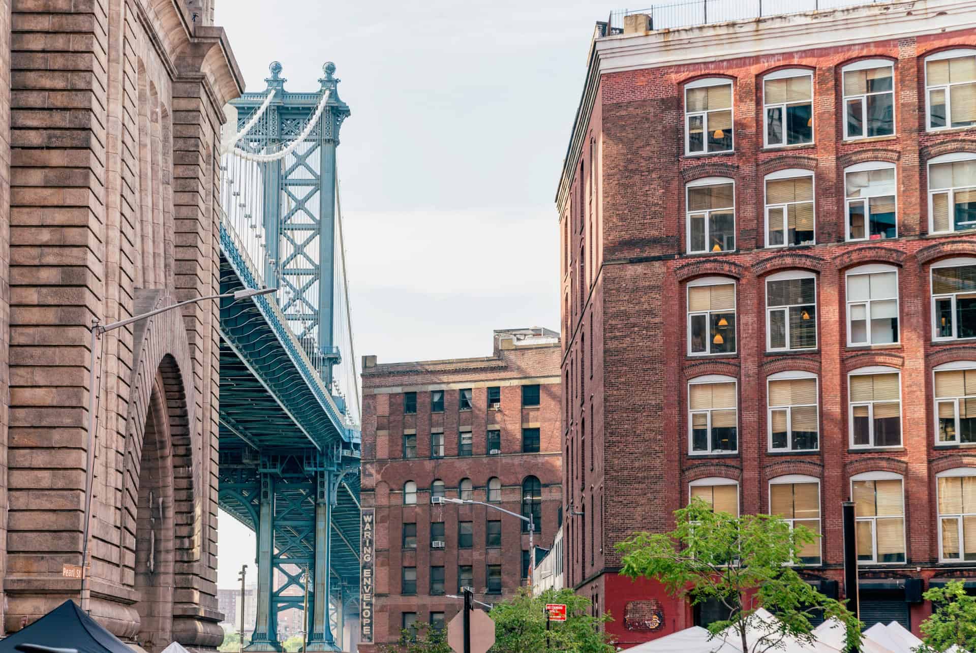 les immeubles en briques rouges de brooklyn et le pont de manhattan