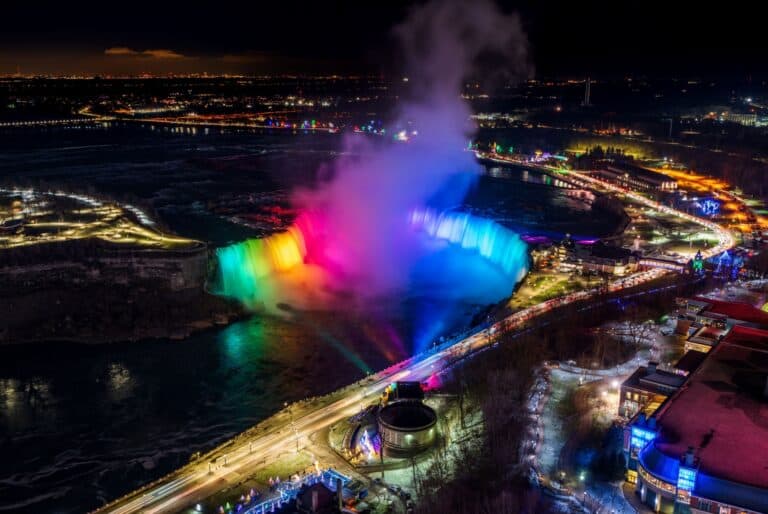 Croisière de nuit pour les illuminations des chutes du Niagara