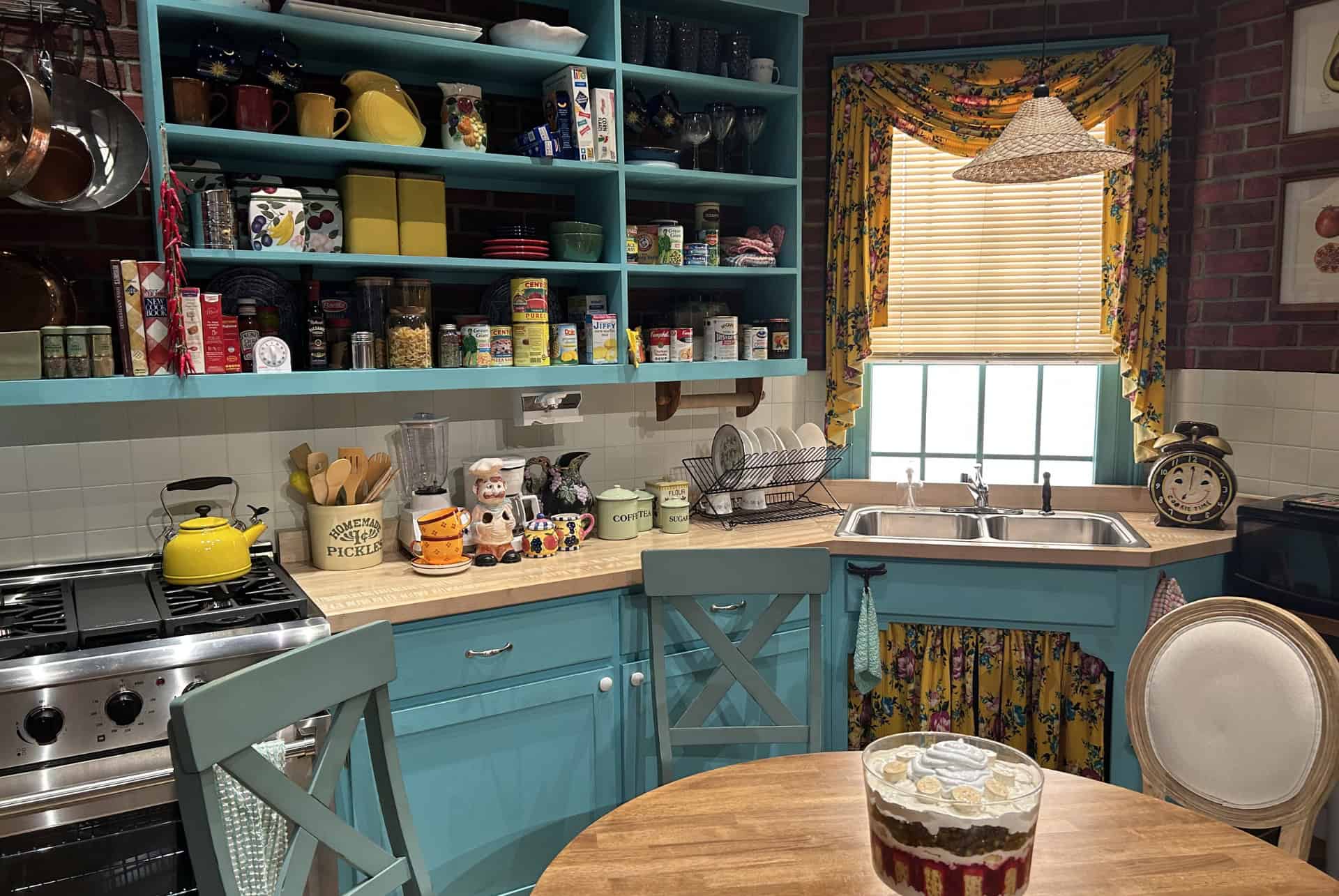 the friends experience appartement monica the friends experience appartement monica